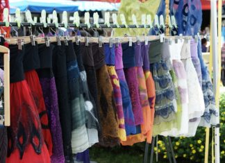 Ładne sukienki – gdzie kupić i jakich fasonów szukać?