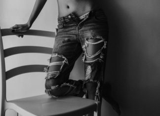 Czarne jeansy z dziurami. Do czego nosić?