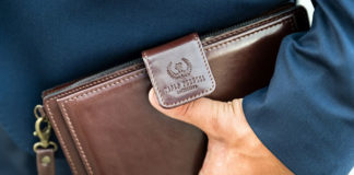 Stylowe i ponadczasowe czarne torebki ze skóry – jak je nosić?