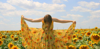 Jakie sukienki dla puszystych? Wybieramy idealną sukienkę wyszczuplającą!