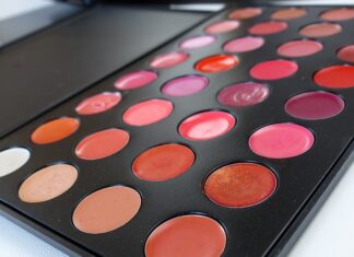 Błyszczyki do ust, czy są trwałe? błyszczyk do ust - jakie ma właściwości?