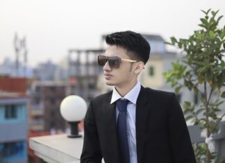 Czy czarne buty pasują do niebieskiego garnituru?