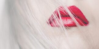 Jaki kolor pomadki do siwych włosów?