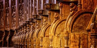 Co się mówi jak ksiądz wychodzi z domu?