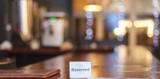 Jak pisać nazwiska na kopercie zaproszenia?