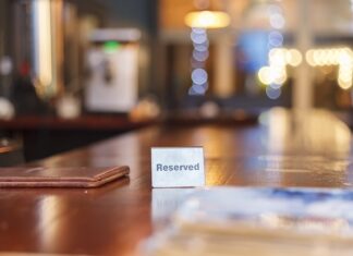 Jak pisać nazwiska na kopercie zaproszenia?