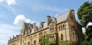 Czym się różnią oxfordy od derby?