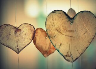 Czy brązowe buty pasują do czarnych rajstop?