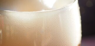 Co rozpuszcza wydzielinę w zatokach?