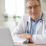 Jakie Są Metody Przeszczepu Włosów: Kompletny Przewodnik Po Najskuteczniejszych Technikach lekarz